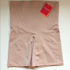 Spanx Sculpt Mid-Thigh Short